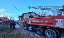 Domaniç’te korkutan çatı yangını! Alevler kısa sürede büyüdü