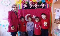 Hisarcık’ta minikler sınıfları için Türk bayrağı dikti