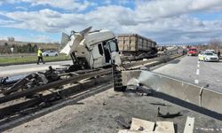 Kontrolden çıkan tır hurdaya döndü: sürücü yaralı