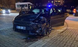 Otomobil ile minibüs çarpıştı: 9 yaralı