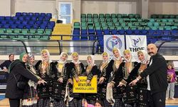 Gelenek sürdü: Atatürk Anadolu Lisesi Kız Halk Oyunları ekibi birinci oldu