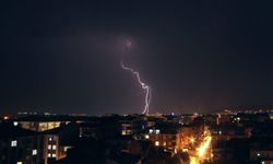 Kütahya'da gece düşen yıldırımlar vatandaşları ürküttü