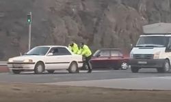 Ülke, Kütahya'daki polisi konuşuyor: Yolda kalan aracı iterek istasyona taşıdı