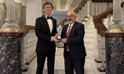 Akif Manaf’a Bir Barış Ödülü Daha: Dünyaca Ünlü Yazar Egeyön Barış Ödülünü Aldı