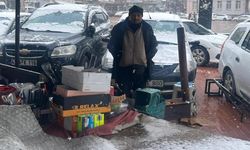 Tavşanlı'da kar kış demiyor, seyyar satıcılıkla geçimini sağlıyor: ''Soğukta donmuyoruz''