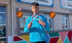 Kütahya’da genç sporcu bilek güreşinde iki kolda kürsüye çıktı