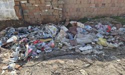 Çevre kirliliğine neden olan moloz yığınları çirkin görüntü oluşturuyor