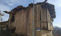 Hisarcık’ta metruk tarihi binalar endişe yaratıyor
