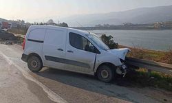 İki otomobil kafa kafaya çarpıştı: 1 yaralı