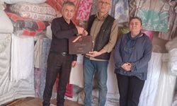 Tavşanlı’da 40 yılı aşkın esnafa plaket ve hediye takdimi