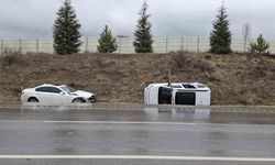 Trafikte dehşet anları: İki araç çarpıştı, 6 kişi hastanelik oldu