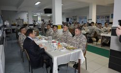 Vali Işın’dan Mehmetçiklere moral veren iftar ziyareti