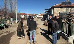 Yangında evi zarar gören yaşlı kadına kaymakamlık desteği