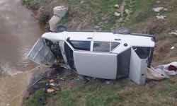 Kütahya'da araç dere yatağına savruldu: 3 yaralı
