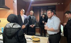 Kütahya’da sahurda dikkat çeken görüntü: Gençlerle birlikte menemen yaptılar