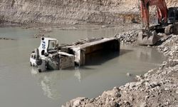 Kütahya'da kamyon devrildi, genç sürücü hayatını kaybetti