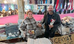 Pazarcılar ve Sebzeciler Odası Başkanı Akdaş, Kadınlar Günü'nde çiçek dağıttı