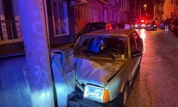 Kütahya'da Alkollü Sürücü Dehşeti: Araç Konteynere Girdi, 2 Yaralı!