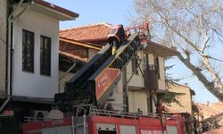 Kütahya'da yangın çıktı, hatalı park edilen araçlar itfaiyeye zor anlar yaşattı