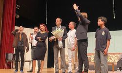 Kütahya'da Tiyatro Rüzgarı Devleşti: "Düğünümüz Var" Kapalı Gişe Oynadı, Seyirci Salona Sığmadı!