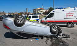 Kütahya’da feci kaza: Araç direğe çarpıp ters döndü