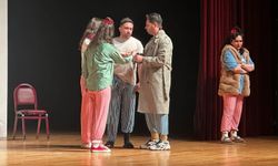 Kütahya’da kahkaha dolu gece: "Keçileri Kaçırıyorum” sahnede beğeni topladı