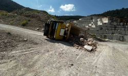 Direksiyon hâkimiyetini kaybetti: Bilecik’te kamyon devrildi