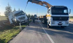 Ev eşyası yüklü tır devrildi: Trafik aksadı, ekipler seferber oldu