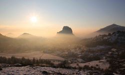 Komşu ilde kartpostallık görüntü: Sisler arasında kalan kale dikkat çekti