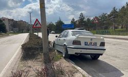 Kontrolden çıkan araç orta refüje çıktı, sürücü yaralandı