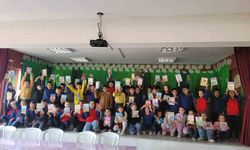 Kütahya Altıntaş’ta örnek proje: Öğrenciler kitap hediyeleşti