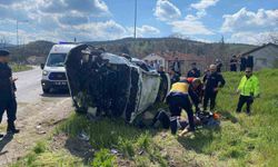 Otomobil devrildi: 2 kişi yaralandı