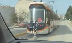 Yürekleri ağza getiren görüntü: Çocuklar tramvaya tutundu