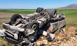 Kütahya'da kamyon yol kenarına devrildi: 1 yaralı