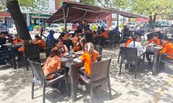 Hisarcık’ta sıra dışı etkinlik: Kahvehane önünde kitap okudular