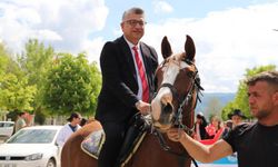 Kampüste Şok Görüntü! Rektör Ata Binip Korteje Katıldı
