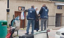 Kütahya'da dilenci kadın, zabıtaya adeta ecel terleri döktürdü