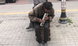 Kütahya sokaklarında hayat mücadelesi 45 yıllık müzisyenin parçalarında yankılanıyor
