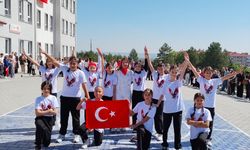 Kütahya'da Atakent Ortaokulu'nda 19 Mayıs'ta kartal dansı gösterisi izleyenleri büyüledi