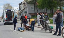 Kütahya'da araca çarpan motosiklet sürücüsü hastanelik oldu