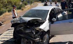 Araçta sıkışan sürücü kurtarıldı