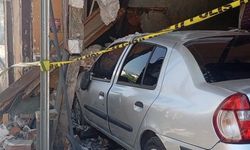 Freni boşalan araç eve girdi