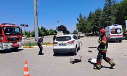 Kampüs girişinde çarpışan araçlardaki 2 öğrenci yaralandı