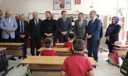 Kütahya’da yaklaşık 100 bin öğrenci karnesine kavuştu: Vali Işın, miniklerle buluştu