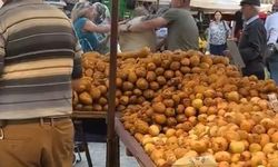 Kütahya'da pazar yeri karıştı: Yaşlı kadın ve ihtiyar adam birbirine girdi