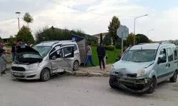 Hafif ticarinin çarptığı PTT aracı yan devrildi