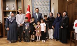 Vali Işın, şehit mezarlığının çevresini temizleyen minikler ile buluştu