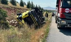 Kütahya’da Kontrolden Çıkan TIR Yol Kenarına Devrildi