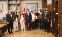 Kütahya’nın LGS Türkiye birincileri Vali Musa Işın’ı ziyaret etti