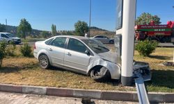 Kütahya'da tabelaya çarpan araç hurdaya döndü: 2 yaralı